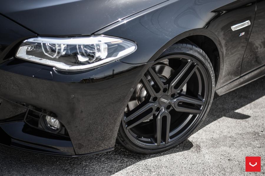 Детали экстерьера BMW 528i Sedan on Vossen Wheels (HF-1) 2019 года  (фото 4 из 20)